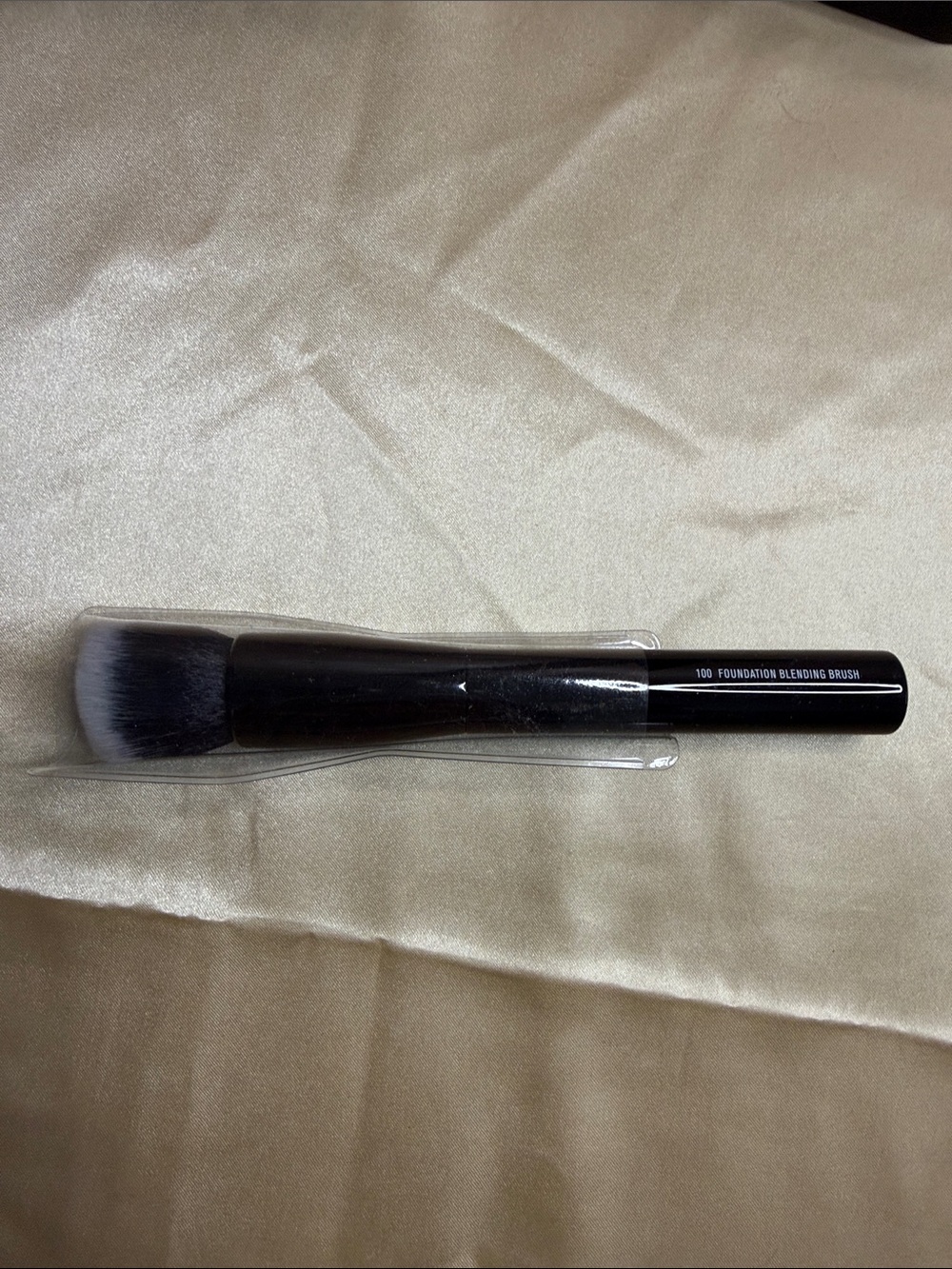 IL MAKIAGE 100 Foundation Blending Brush - Black Handle with Gray Bristles